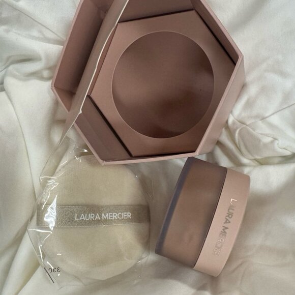 Laura Mercier Translucent Loose Setting Powder and Puff Medium Deep Gift Wrapped - Picture 9 of 9